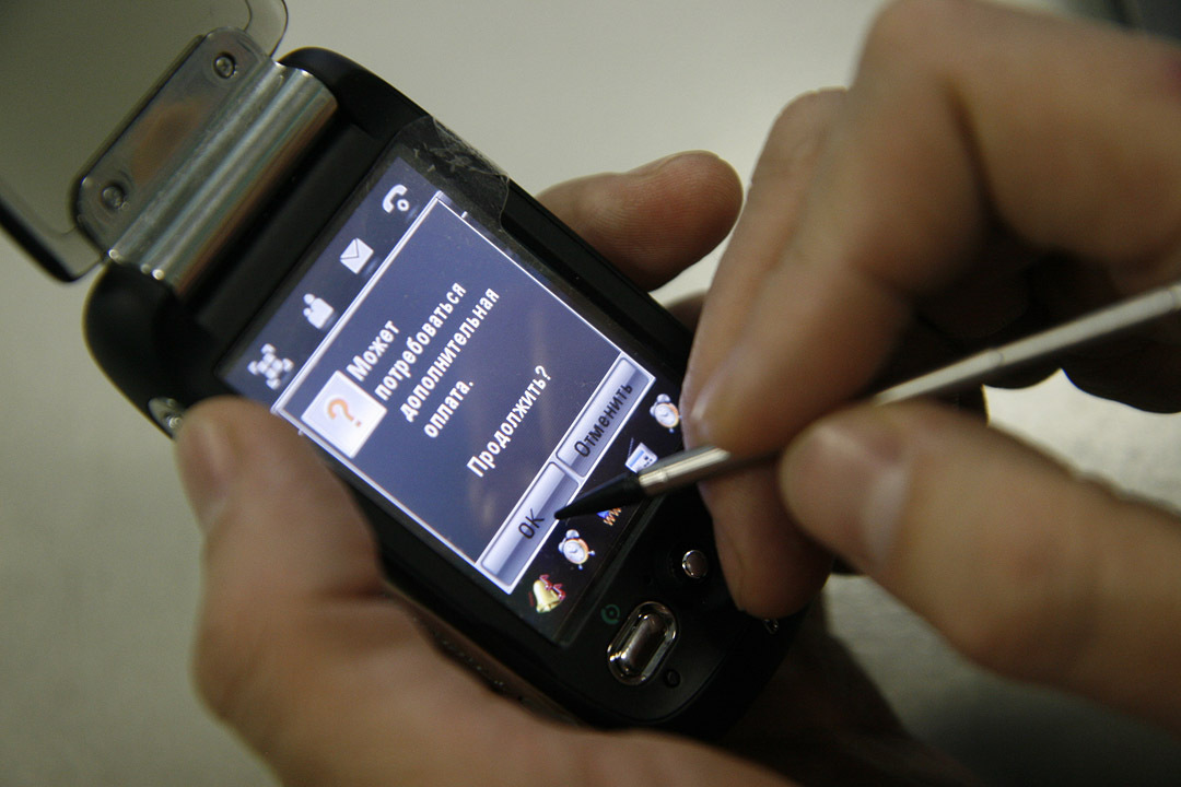 Как испортить телефон незаметно. Как испортить сенсорный телефон незаметно механически.