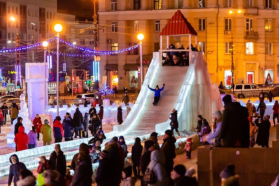 Песня елки ледяные горки. Ледовый городок Челябинск открытие. Горка площадь революции Челябинск 2000. Ледяные горки в Челябинске. Ледяные горки в Заречном.