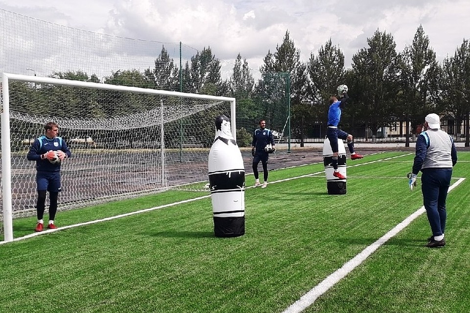 Тренировки челябинск. Коркин Виталий ФК Челябинск. Футболисты тренируются на карантине. Тренировки ФК Челябинска. Тренировки по футболу в Челябинске.